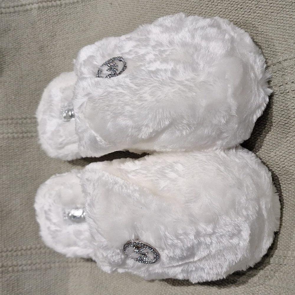 Michael Kors White faux fur slippers with silver Bedazzled emblem size 8